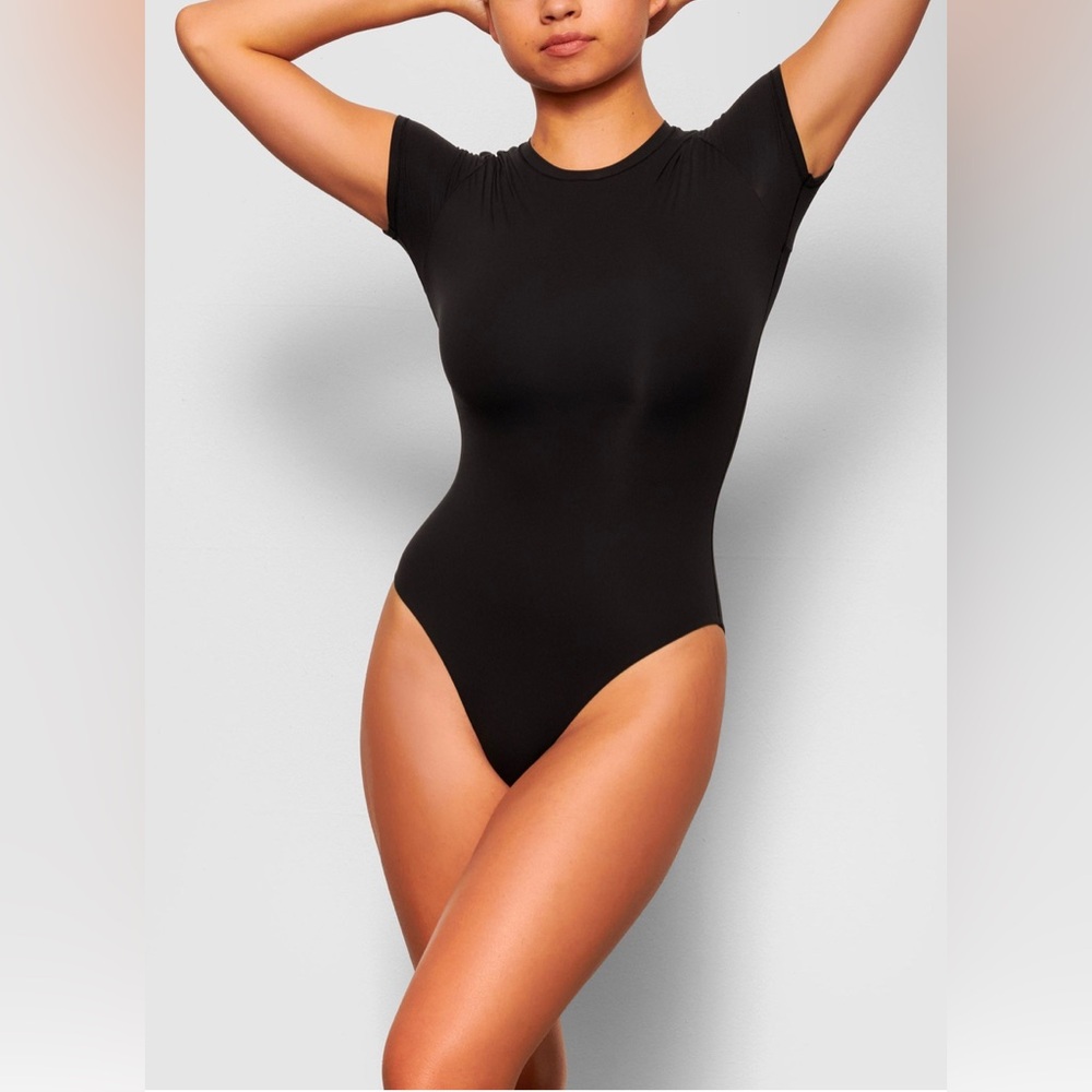 Skims 🖤🖤 Onyx Fits Everybody T-Shirt Bodysuit Size Medium NWT